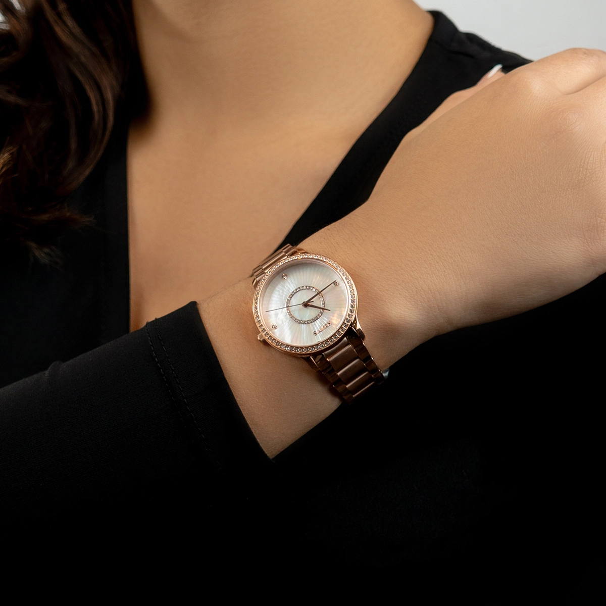 Reloj Kevins analogo, para Dama, tablero redondo colores blanco y rosa, estilo puntos, pulso acero color rosa