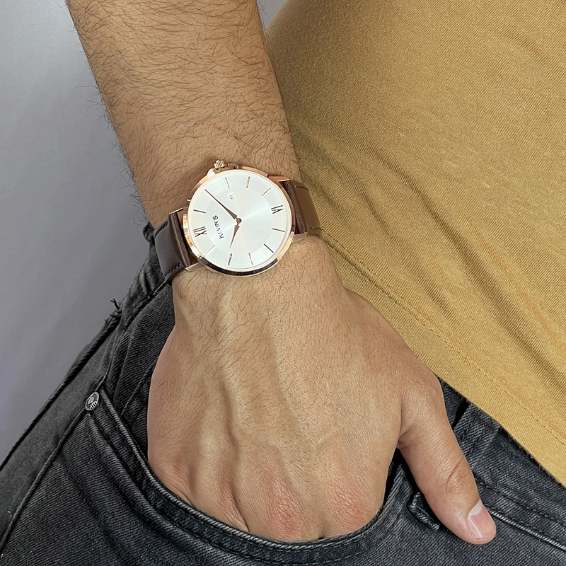 Reloj Kevins analogo, para Hombre, tablero redondo colores plateado y rosa, estilo index + romano, pulso cuero color café, calendario