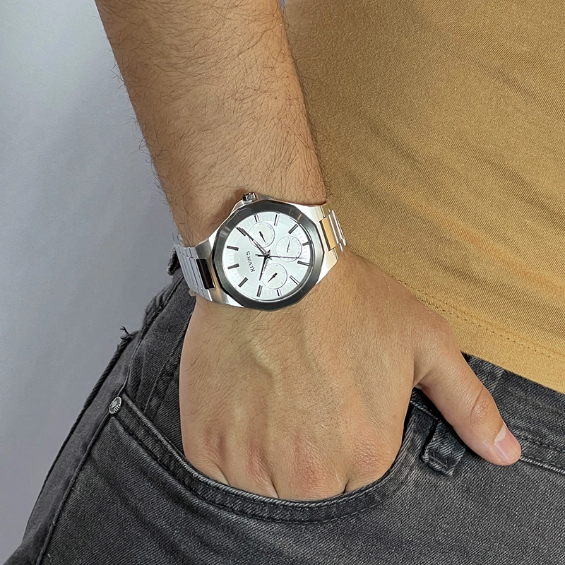 Reloj Kevins analogo, para Hombre, tablero redondo colores plateado y negro, estilo index, pulso acero color plateado, calendario