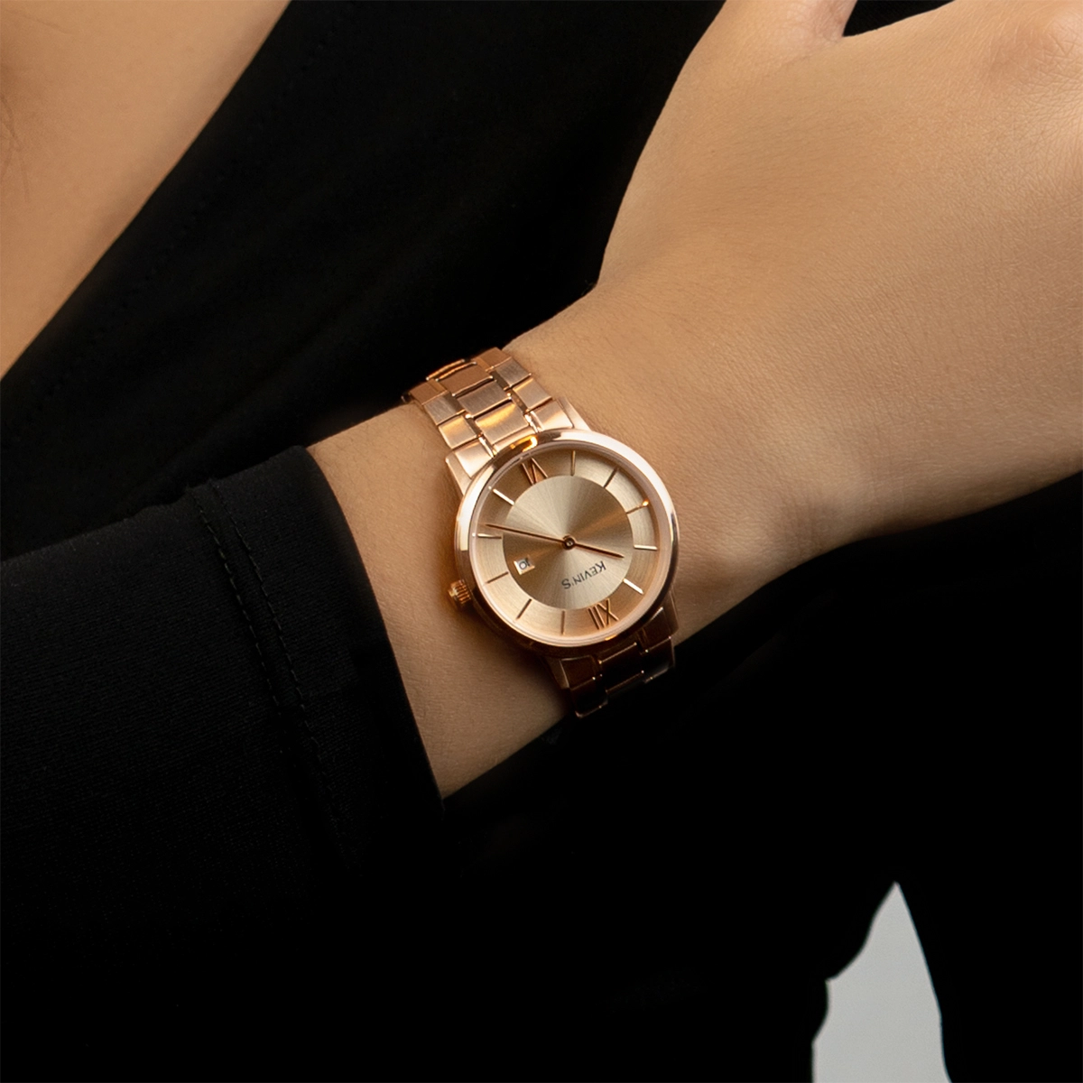 Reloj Kevins analogo, para Dama, tablero redondo color rosa, estilo index + romano, pulso acero color rosa, calendario