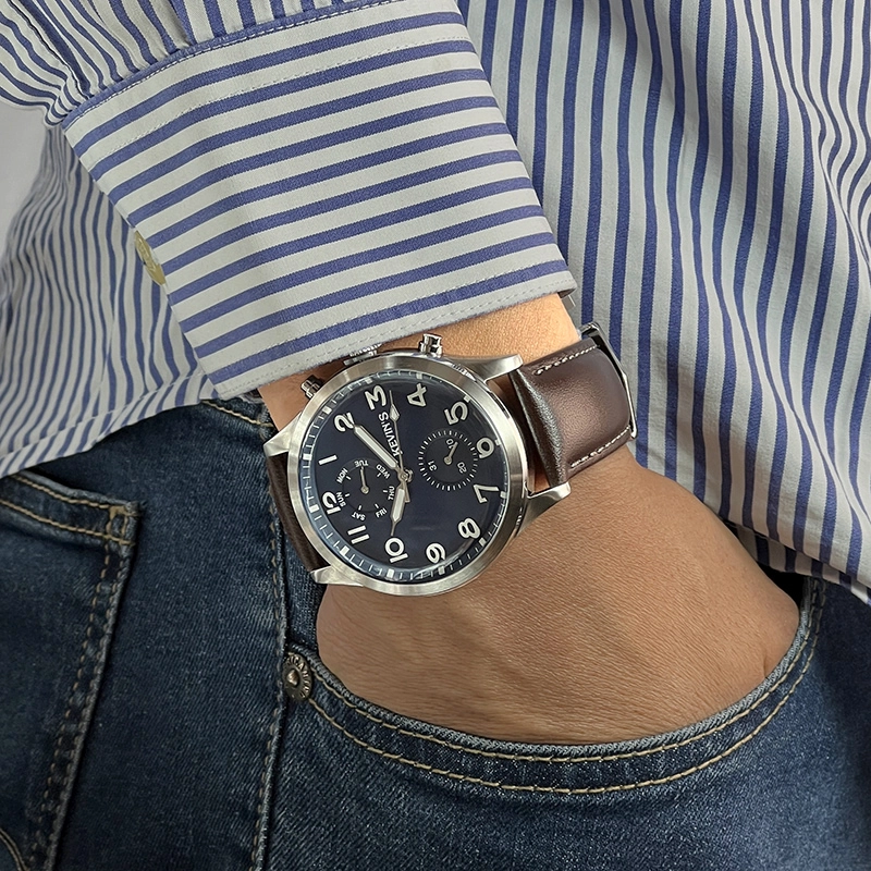 Reloj Kevins analogo, para Hombre, tablero redondo colores azul y blanco, estilo arabigos, pulso cuero color café, calendario