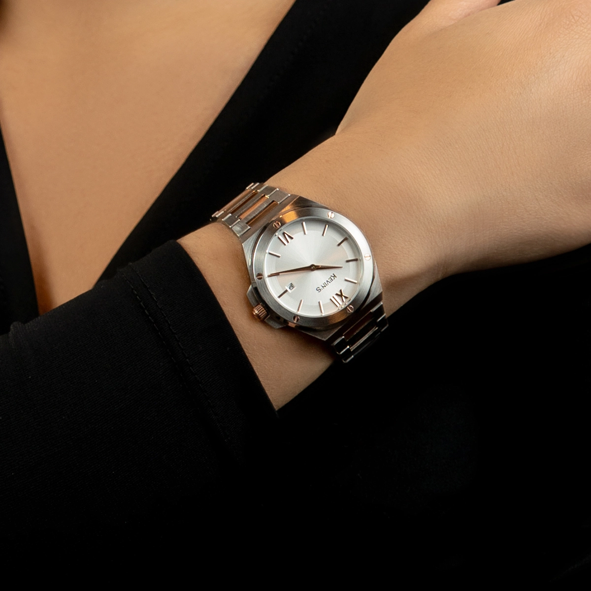Reloj Kevins analogo, para Dama, tablero redondo colores blanco y rosa, estilo index + romano, pulso acero colores plateado y rosa, calendario