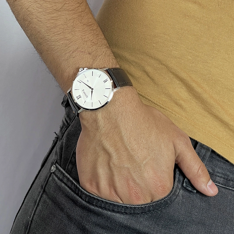 Reloj Kevins analogo, para Hombre, tablero redondo color plateado, estilo index + romano, pulso cuero color negro, calendario