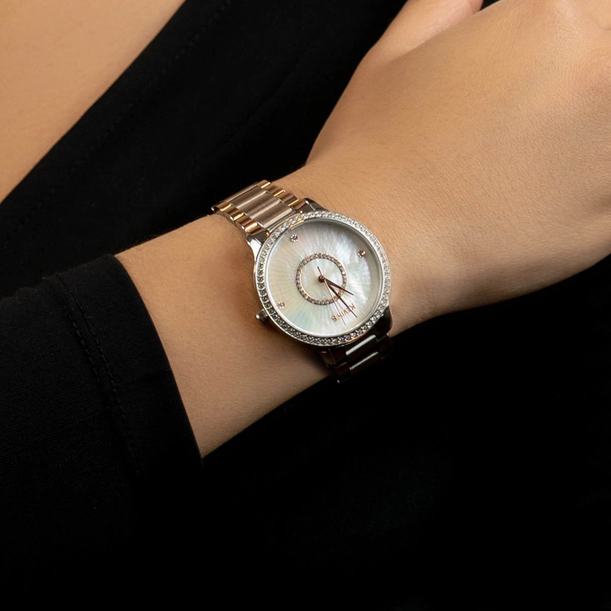 Reloj Kevins analogo, para Dama, tablero redondo colores blanco y rosa, estilo puntos, pulso acero color plateado