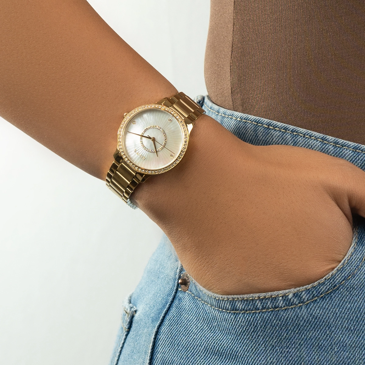 Reloj Kevins análogo, para Dama, tablero redondo colores blanco y dorado, estilo puntos, pulso acero color dorado