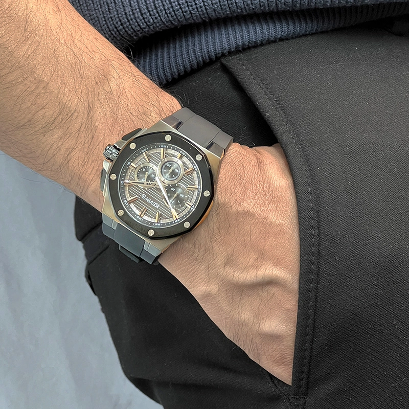 Reloj Kevins analogo, para Hombre, tablero redondo colores negro y plateado, estilo index, pulso silicona color negro, cronografo