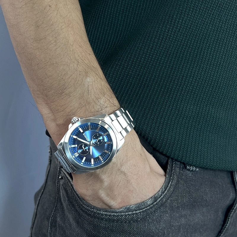 Reloj Kevins analogo, para Hombre, tablero redondo colores negro, plateado y azul, estilo index, pulso acero color negro