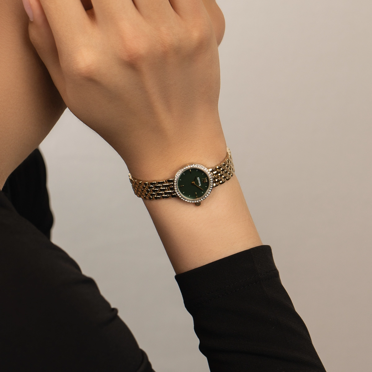 Reloj Kevins analogo, para Dama, tablero redondo color verde, estilo index + romano, pulso acero color dorado