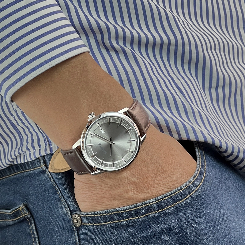 Reloj Kevins analogo, para Hombre, tablero redondo color gris, estilo index, pulso cuero color café, calendario