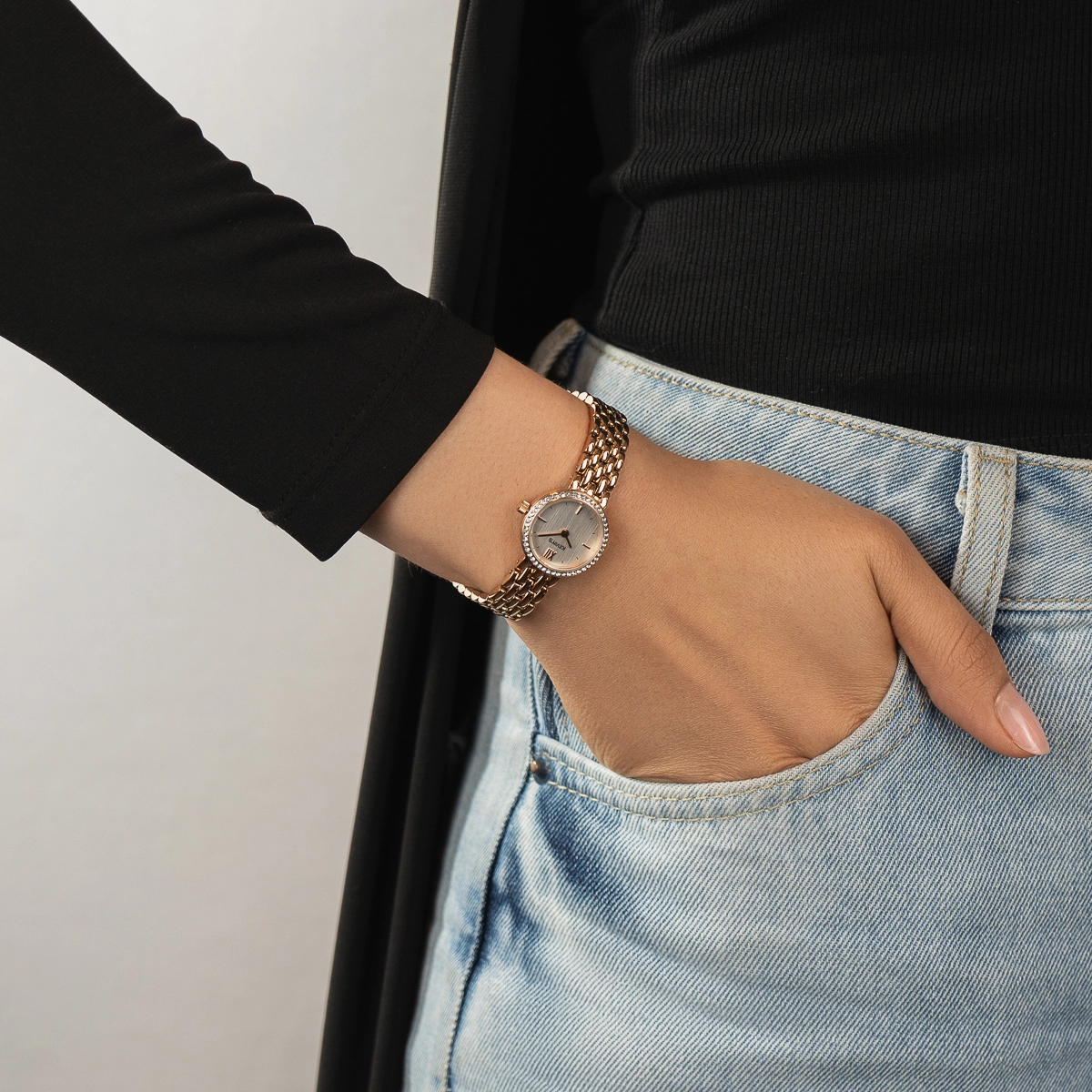 Reloj Kevins analogo, para Dama, tablero redondo color plateado, estilo index + romano, pulso acero color rosa