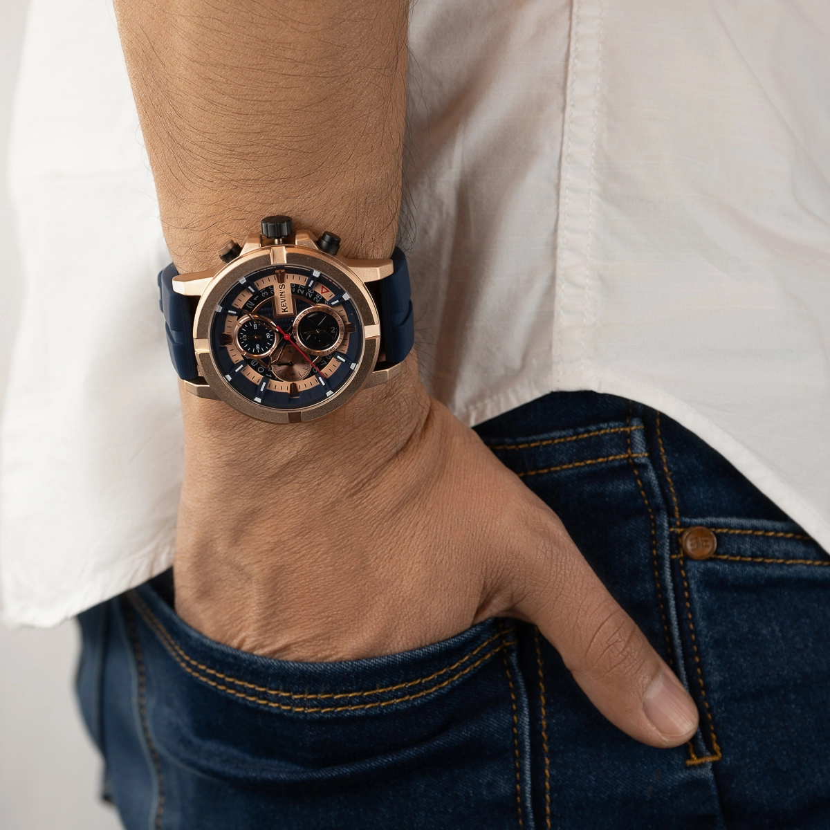 Reloj Kevins analogo, para Hombre, tablero redondo colores azul y rosa, estilo index, pulso silicona color azul, calendario, cronografo