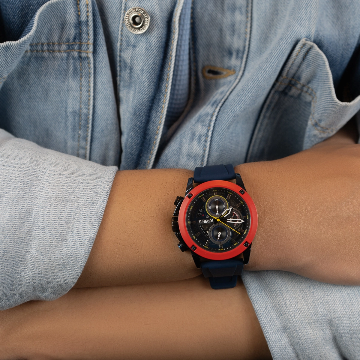 Reloj Kevins analogo, para Hombre, tablero redondo colores negro y dorado, estilo index, pulso silicona color azul, calendario, cronografo