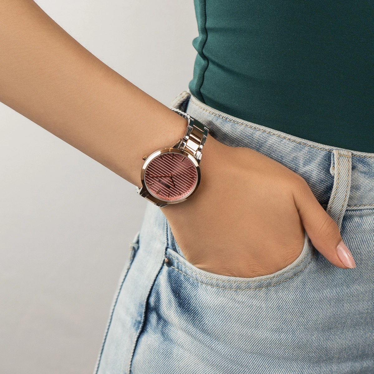 Reloj Kevins analogo, para Dama, tablero redondo color rosado, estilo index, pulso acero colores plateado y rosa