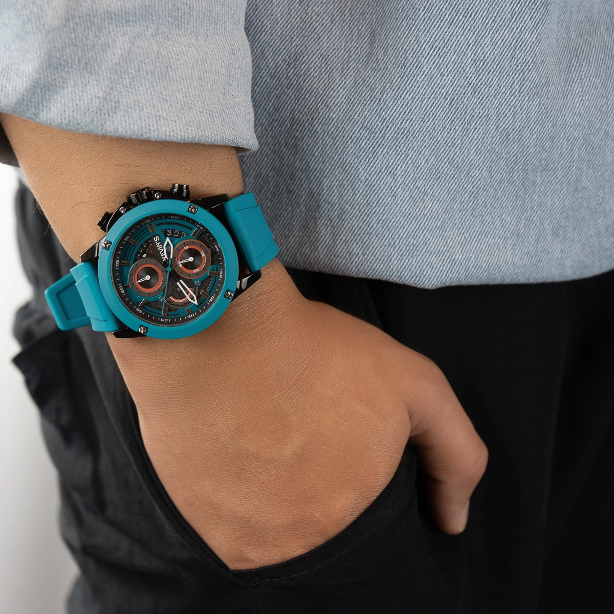 Reloj Kevins analogo, para Hombre, tablero redondo colores negro y plateado, estilo index, pulso silicona color verde, calendario, cronografo