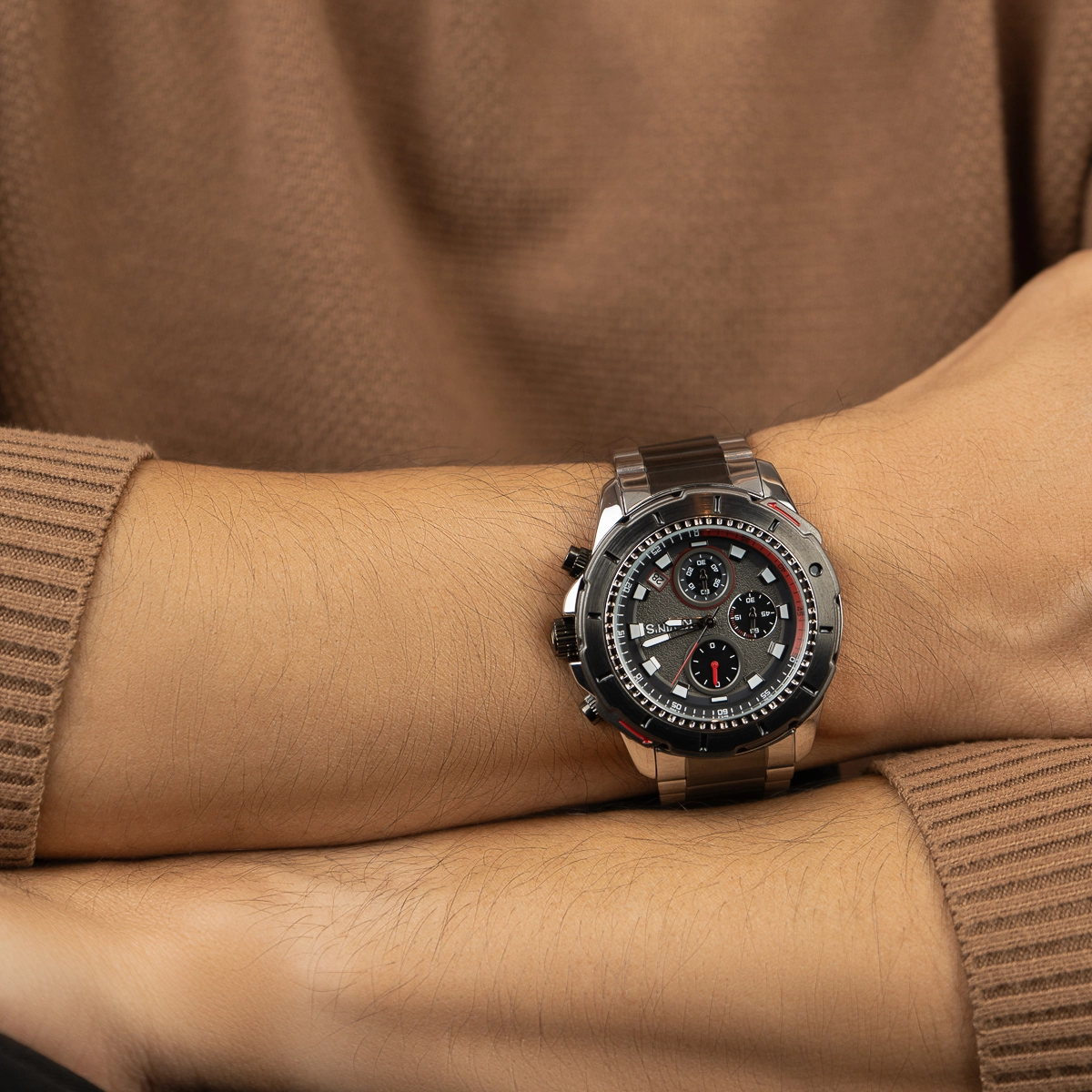 Reloj Kevins analogo, para Hombre, tablero redondo colores negro y rojo, estilo puntos, pulso metalico colores plateado y negro, calendario, cronografo