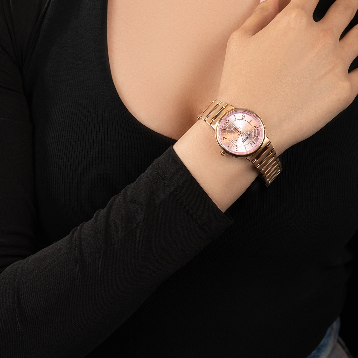 Reloj Kevins analogo, para Dama, tablero redondo color rosado, estilo index + arabigo, pulso acero color rosa, calendario