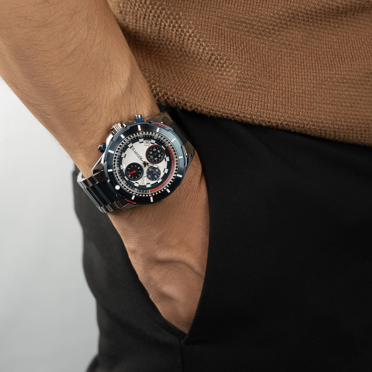 Reloj Kevins analogo, para Hombre, tablero redondo colores plateado y azul, estilo puntos, pulso metalico colores plateado y azul, calendario, cronografo