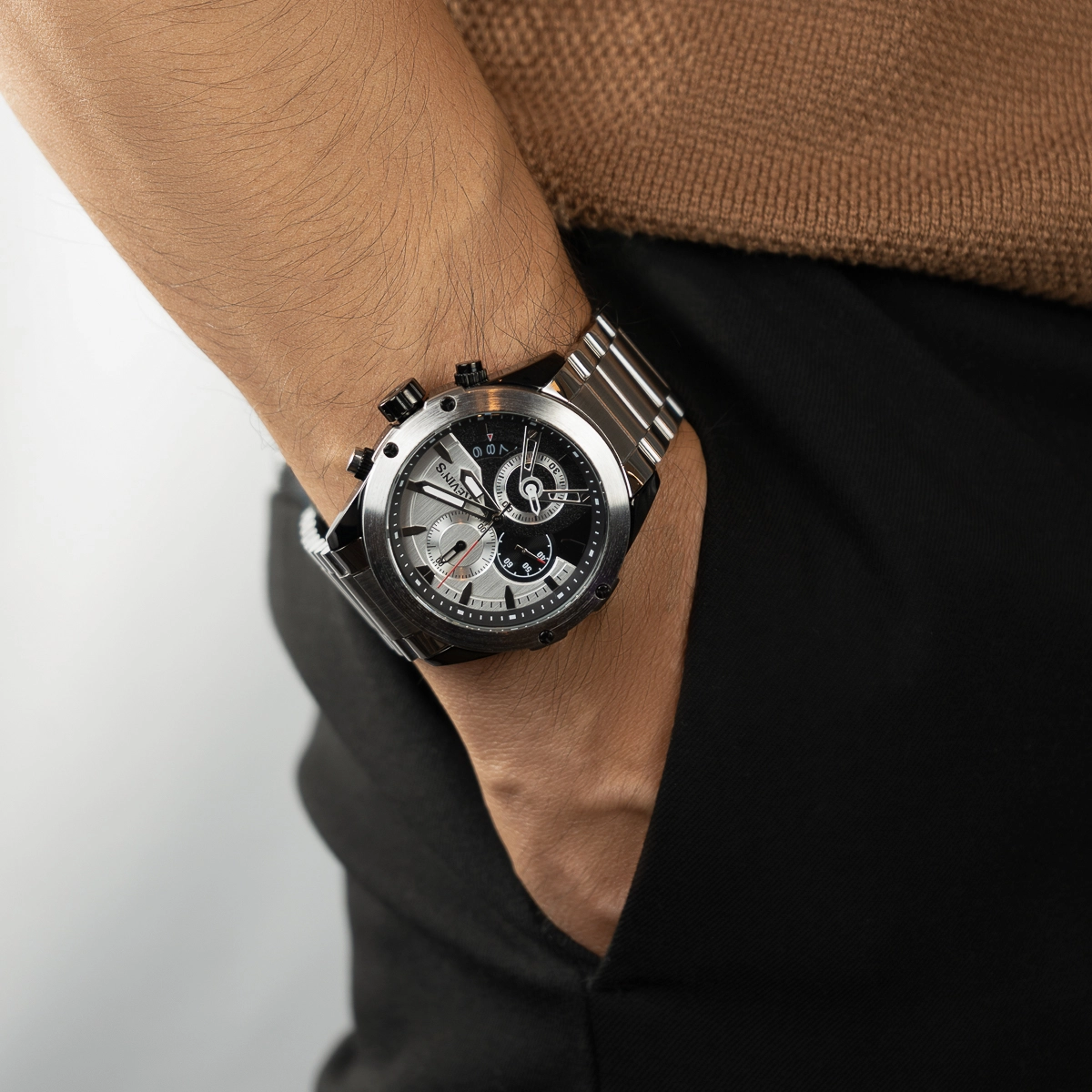 Reloj Kevins analogo, para Hombre, tablero redondo colores plateado y negro, estilo index, pulso metalico color plateado, calendario, cronografo