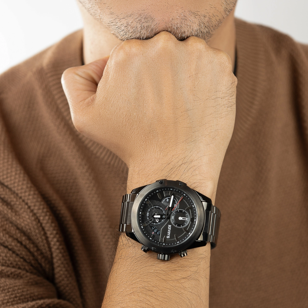 Reloj Kevins analogo, para Hombre, tablero redondo colores negro y gris, estilo index, pulso metalico color negro, calendario, cronografo