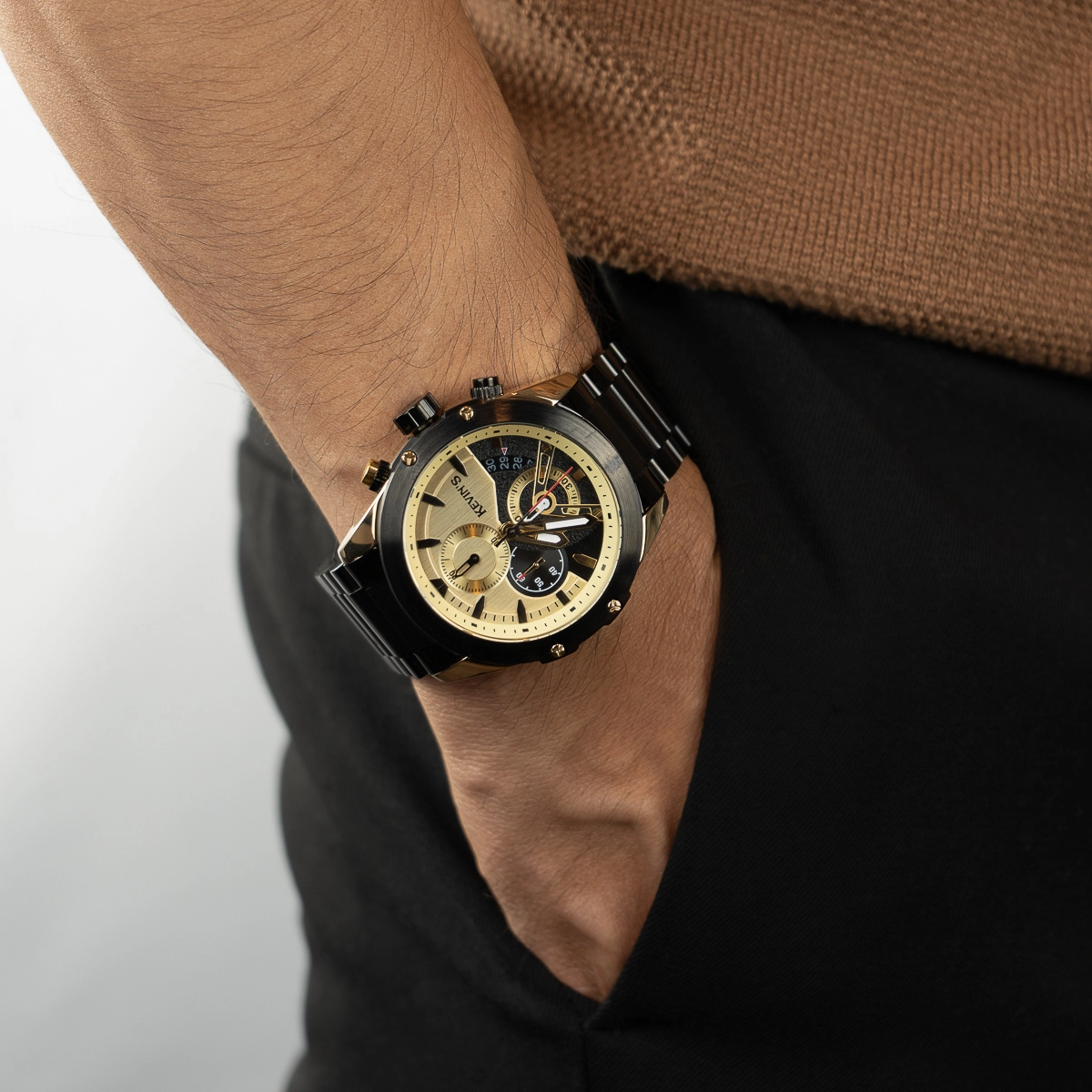 Reloj Kevins analogo, para Hombre, tablero redondo colores dorado y negro, estilo index, pulso metalico color negro, calendario, cronografo