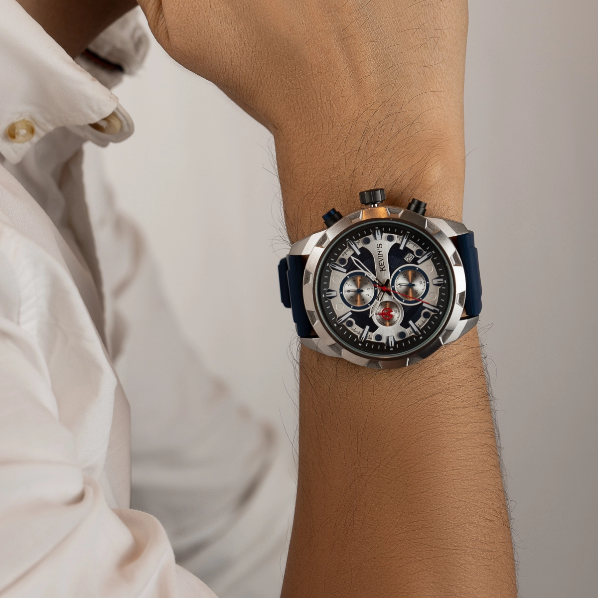 Reloj Kevins analogo, para Hombre, tablero redondo colores plateado y azul, estilo index + puntos, pulso silicona color azul, calendario, cronografo