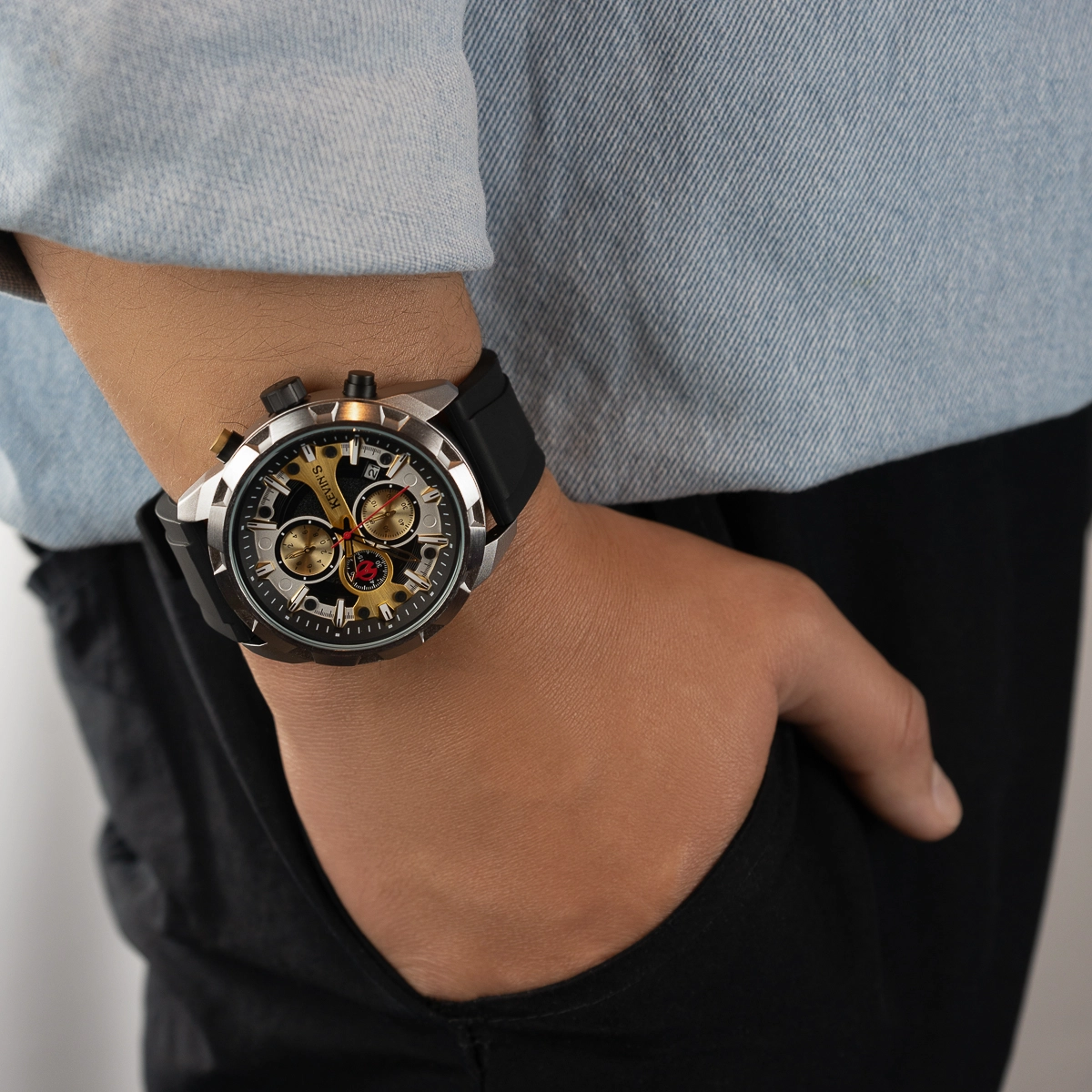 Reloj Kevins analogo, para Hombre, tablero redondo colores dorado y negro, estilo index + puntos, pulso silicona color negro, calendario, cronografo