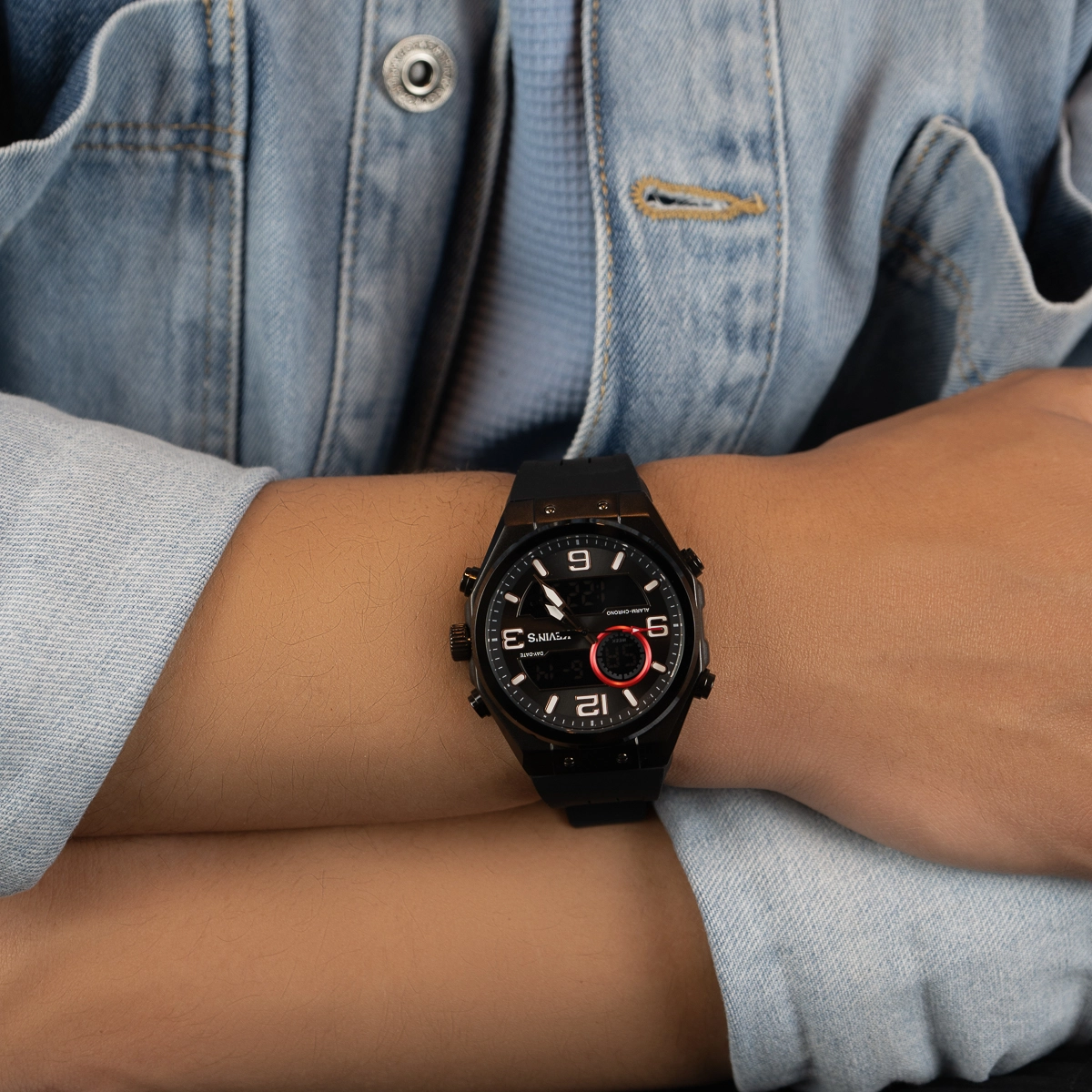 Reloj Kevins analogo y digital, para Hombre, tablero redondo colores negro y rojo, estilo index + arabigo, pulso silicona color negro, calendario