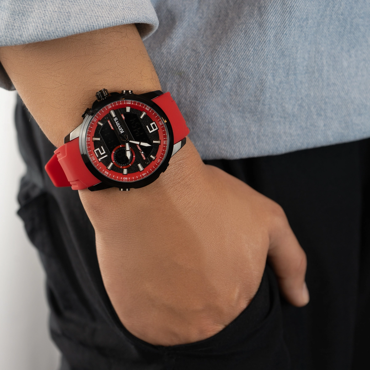 Reloj Kevins analogo y digital, para Hombre, tablero redondo colores negro y rojo, estilo index + arabigo, pulso silicona color rojo, calendario