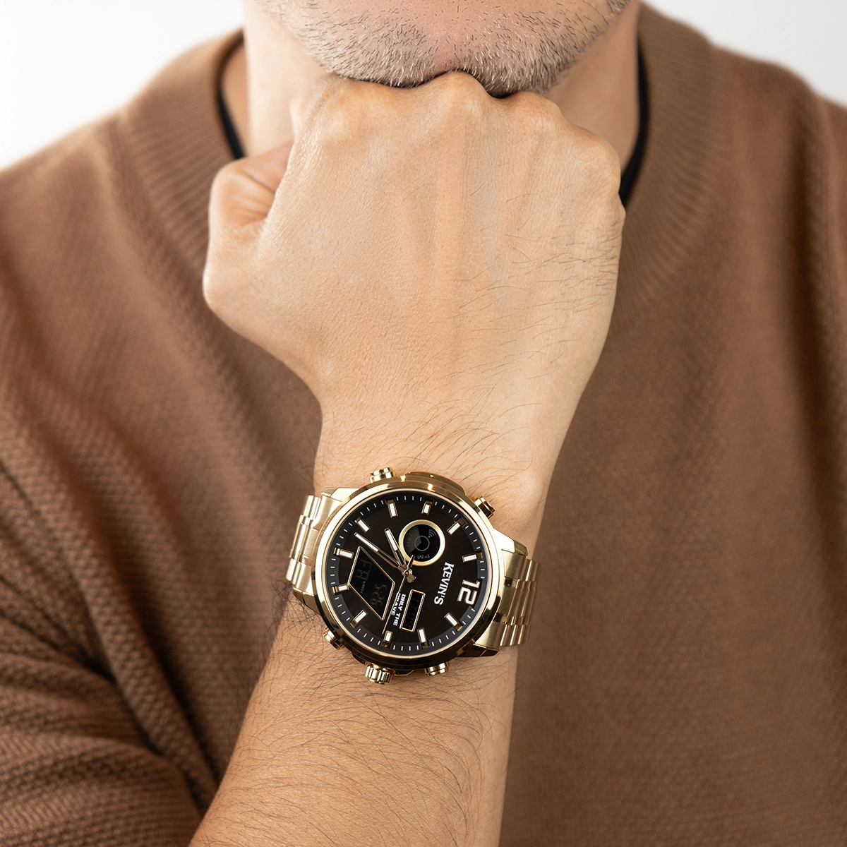 Reloj Kevins analogo y digital, para Hombre, tablero redondo colores negro y dorado, estilo index + arabigo, pulso metalico color dorado, calendario