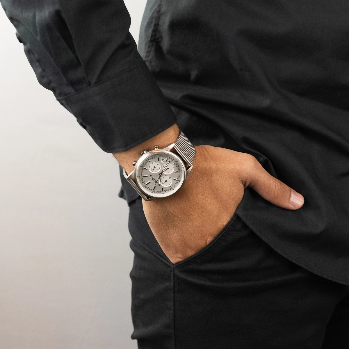 Reloj Kevins analogo, para Hombre, tablero redondo color plateado, estilo index, pulso acero color plateado, calendario