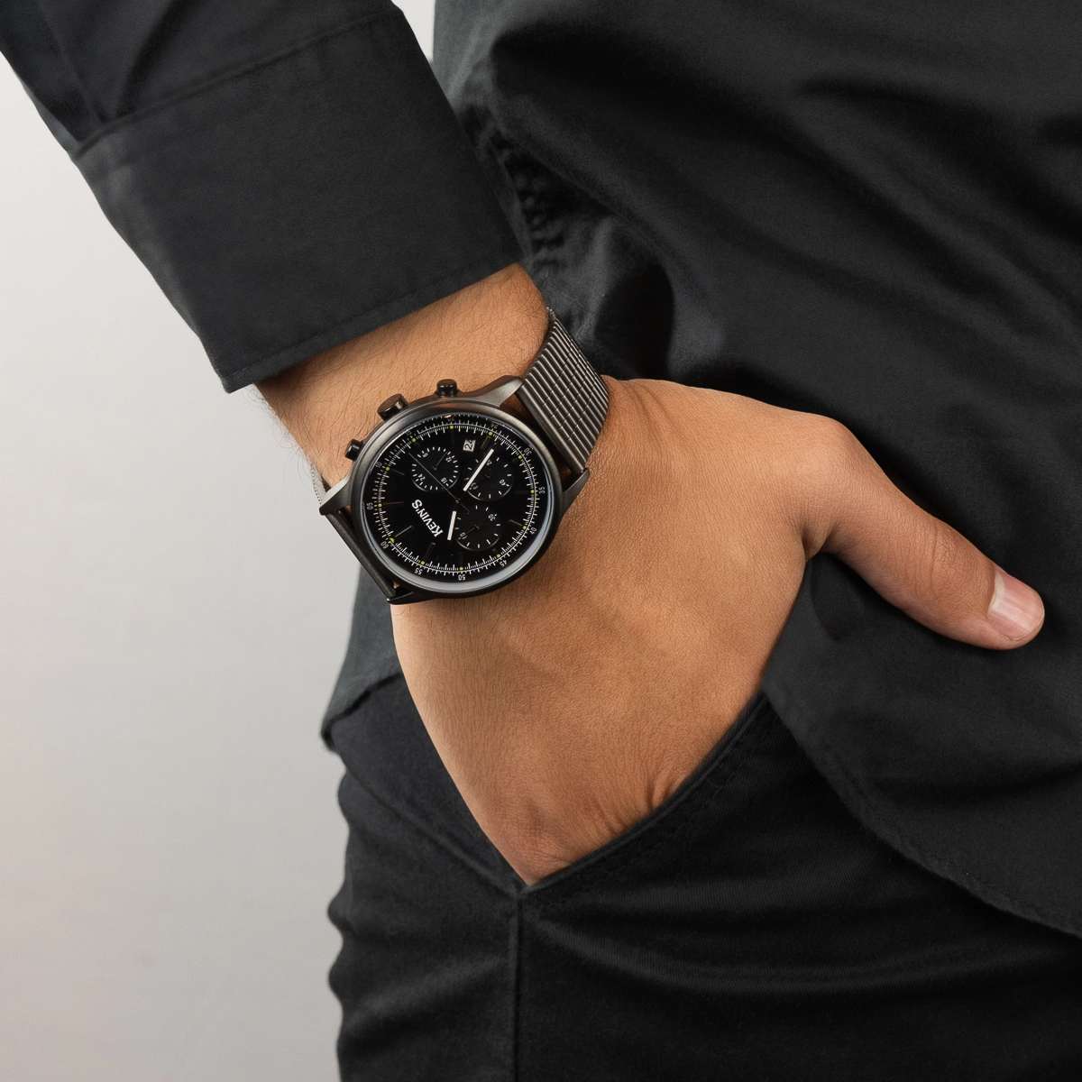 Reloj Kevins analogo, para Hombre, tablero redondo color negro, estilo index, pulso acero color gris, calendario