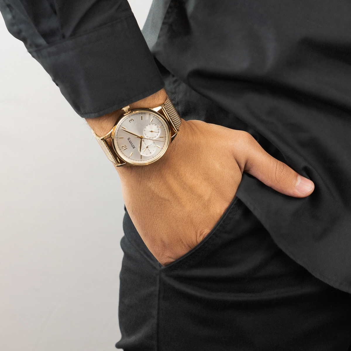 Reloj Kevins analogo, para Hombre, tablero redondo colores plateado y dorado, estilo index + arabigo, pulso acero color dorado, calendario