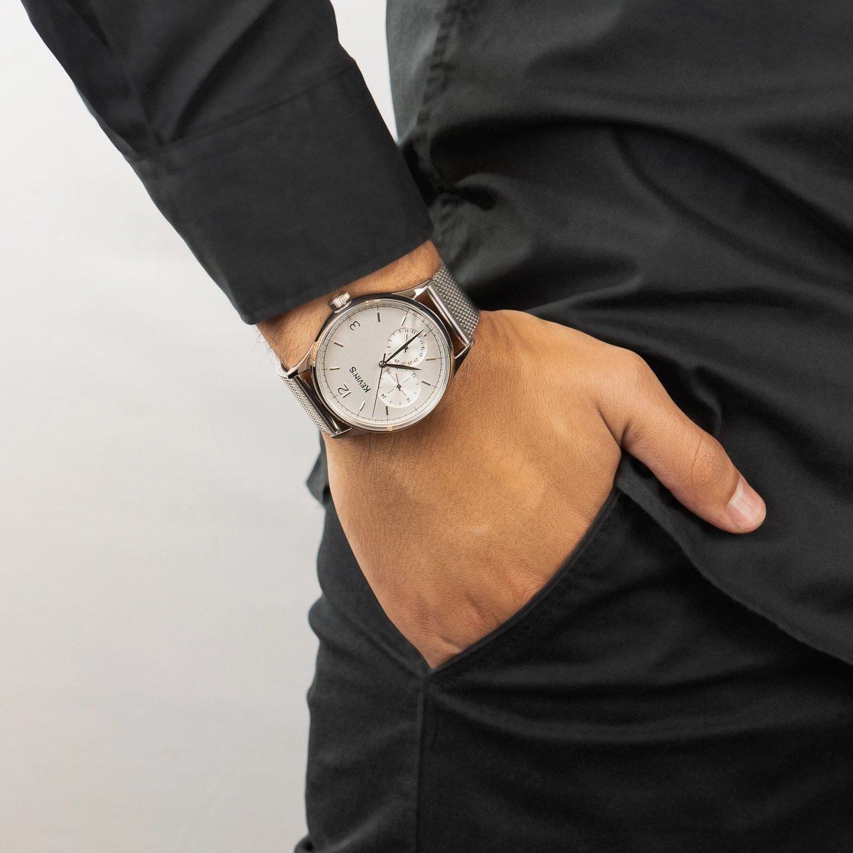 Reloj Kevins analogo, para Hombre, tablero redondo color plateado, estilo index + arabigo, pulso acero color plateado, calendario