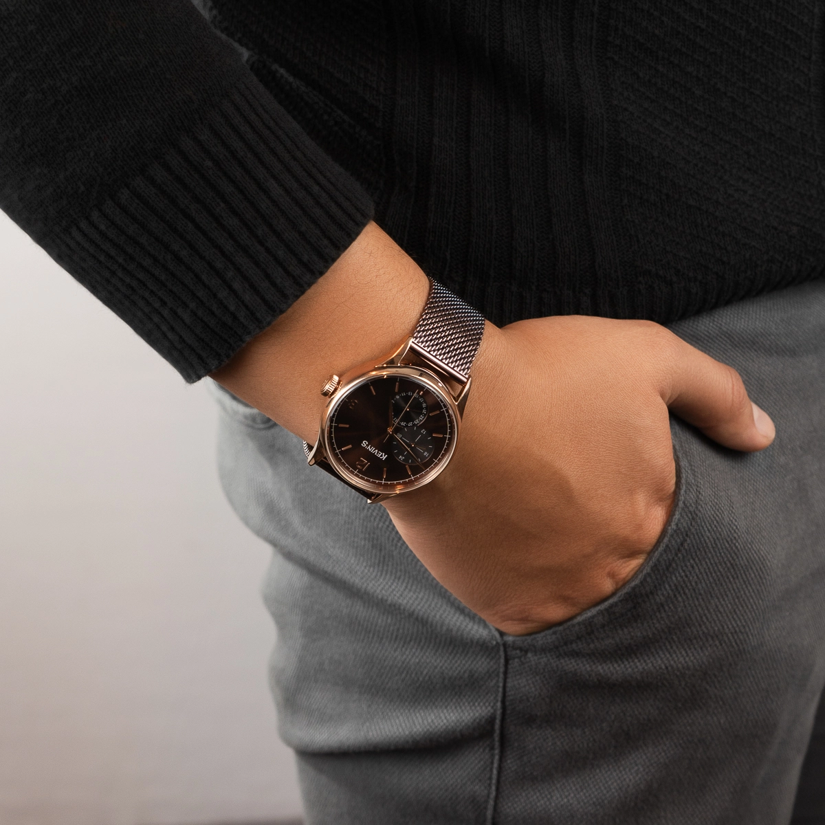 Reloj Kevins analogo, para Hombre, tablero redondo colores café y negro, estilo index + arabigo, pulso acero color café, calendario