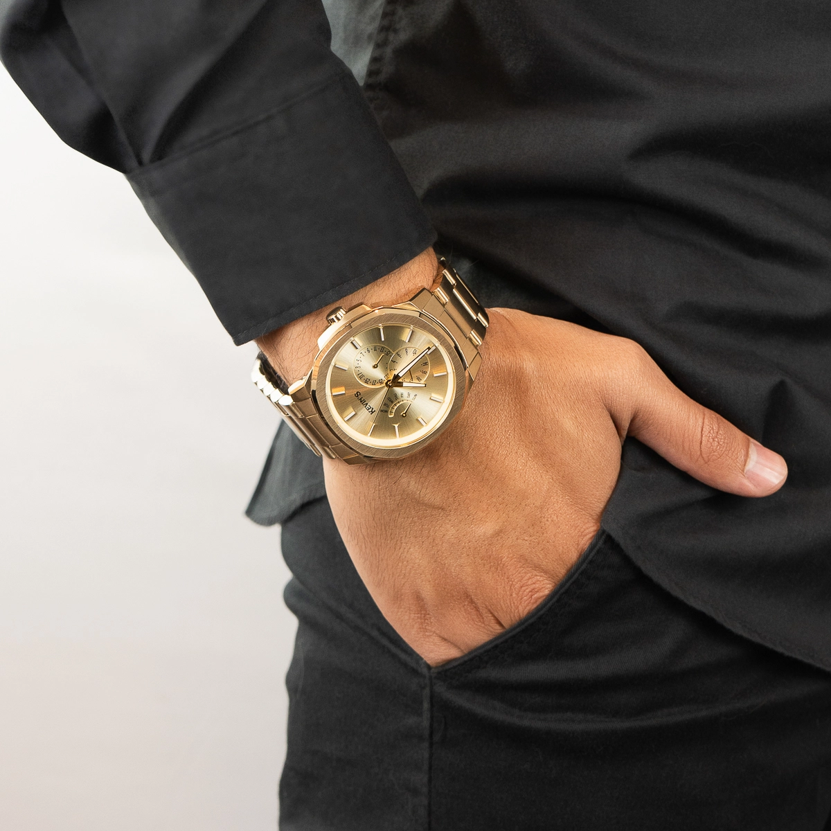 Reloj Kevins analogo, para Hombre, tablero redondo color dorado, estilo index, pulso acero color dorado, calendario