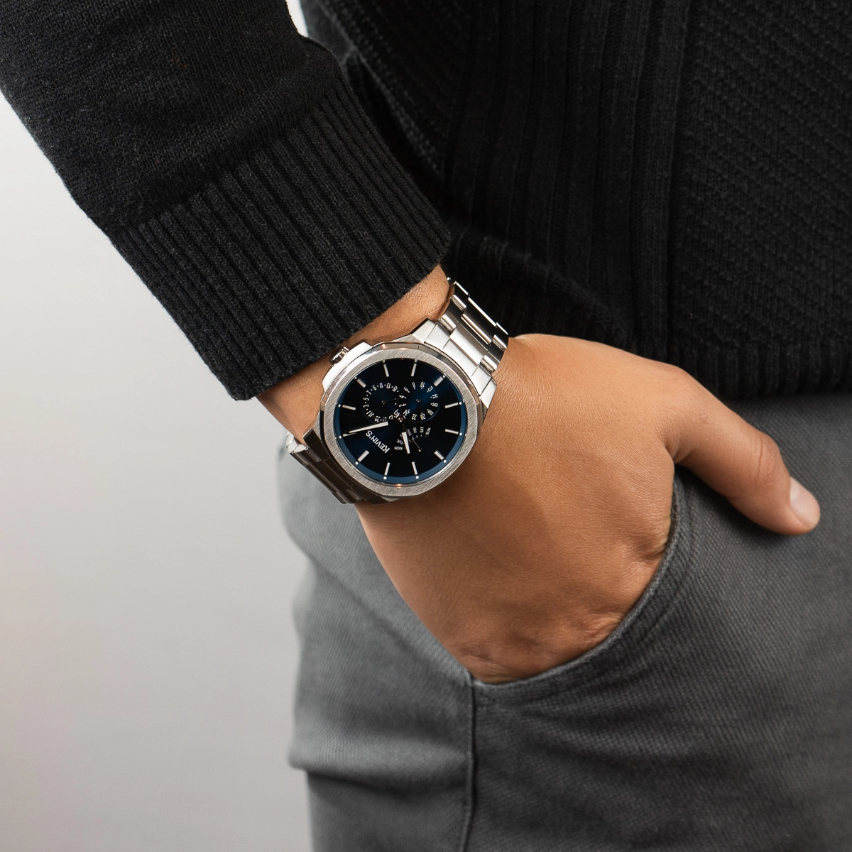 Reloj Kevins analogo, para Hombre, tablero redondo color azul, estilo index, pulso acero color plateado, calendario