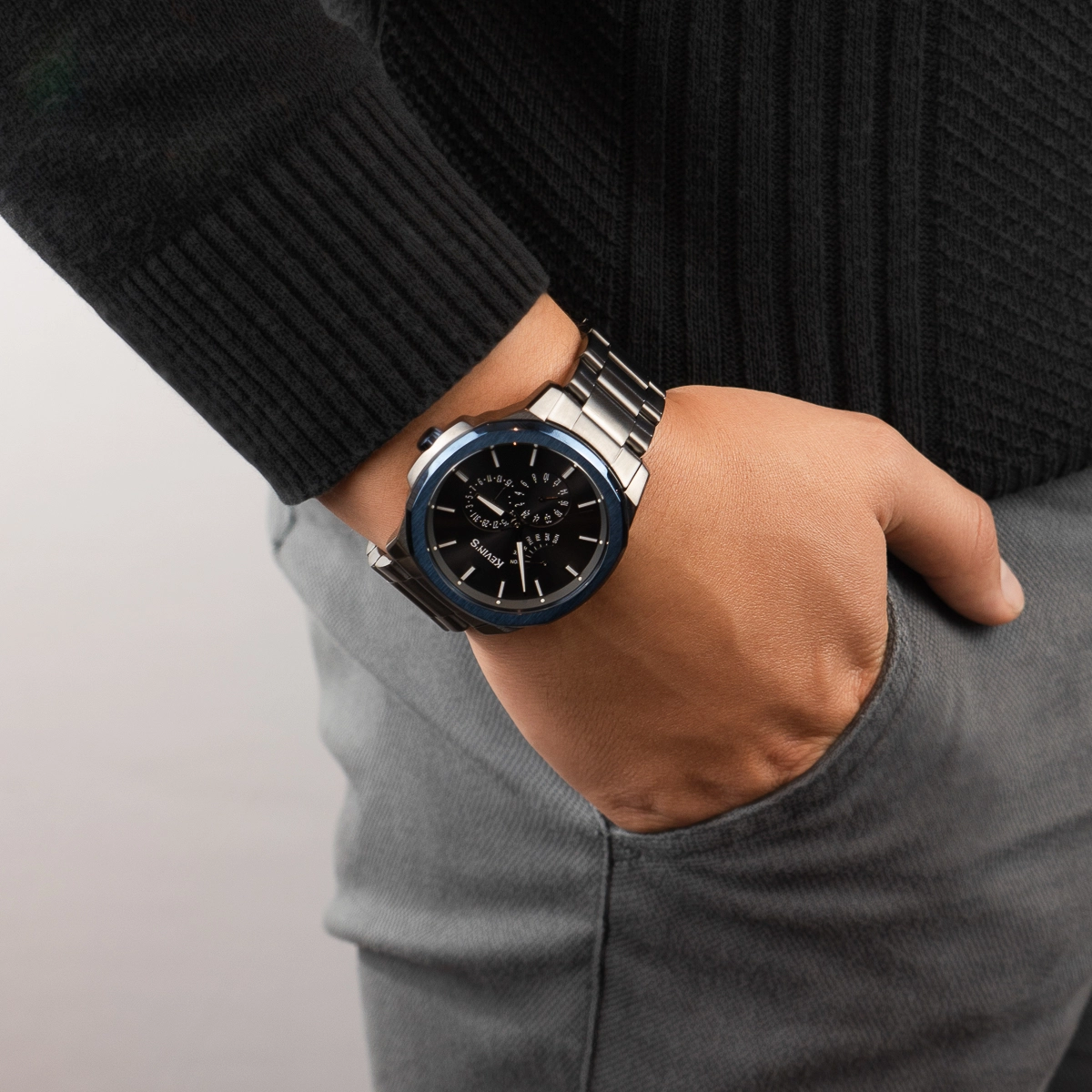 Reloj Kevins analogo, para Hombre, tablero redondo color gris, estilo index, pulso acero color gris, calendario
