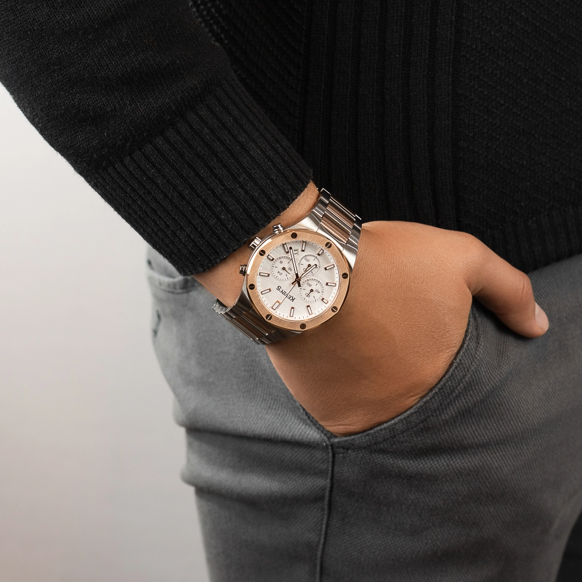 Reloj Kevins analogo, para Hombre, tablero redondo colores blanco y rosa, estilo index, pulso acero colores plateado y rosa, calendario