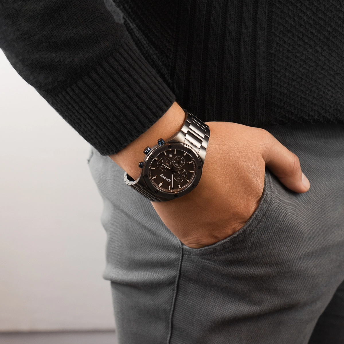 Reloj Kevins analogo, para Hombre, tablero redondo colores gris y rosa, estilo index, pulso acero color gris, calendario