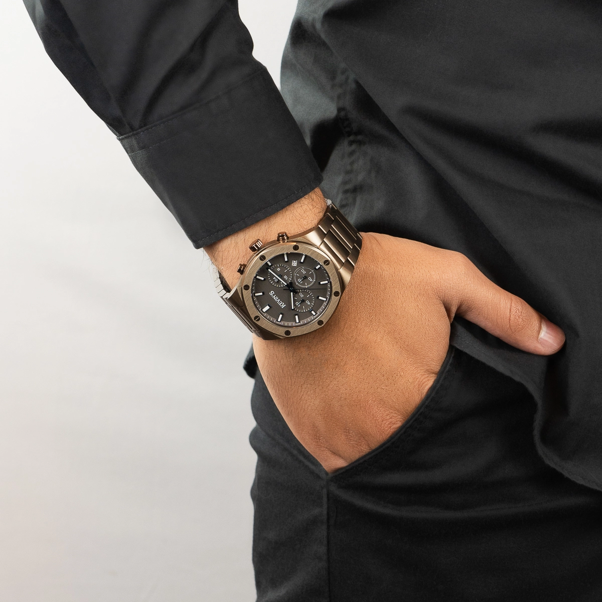 Reloj Kevins analogo, para Hombre, tablero redondo colores gris y azul, estilo index, pulso acero color café, calendario