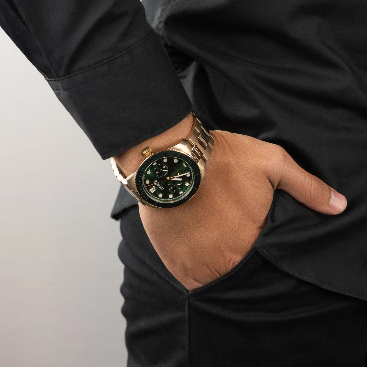 Reloj Kevins analogo, para Hombre, tablero redondo colores verde y dorado, estilo puntos, pulso acero color dorado, calendario