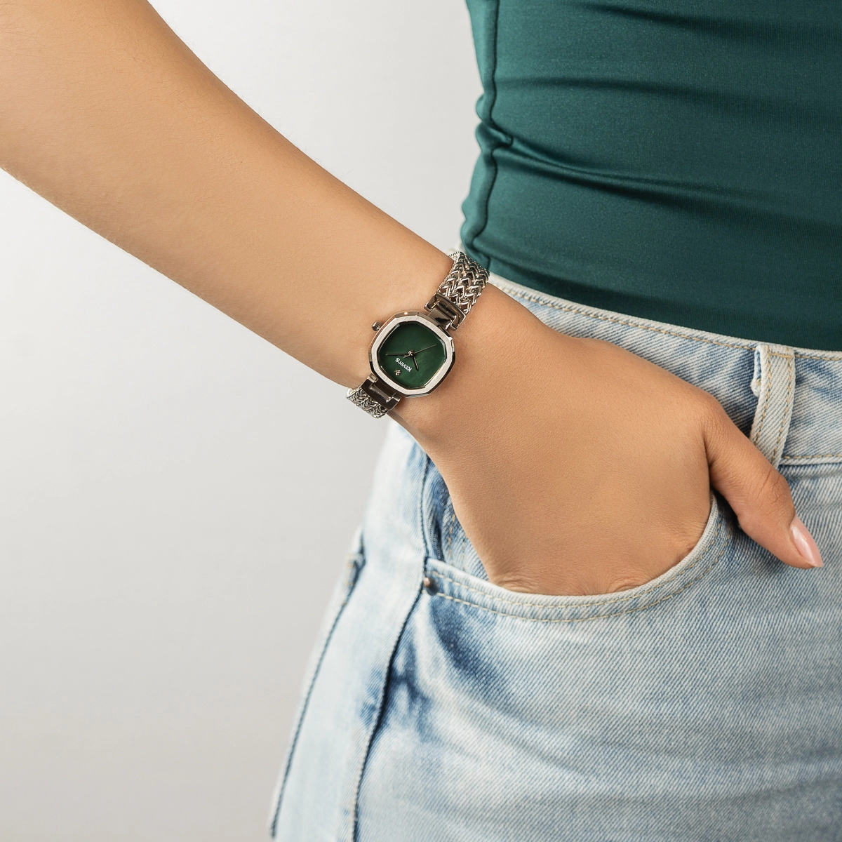 Reloj Kevins analogo, para Dama, tablero cuadrado color verde, estilo puntos, pulso acero color plateado