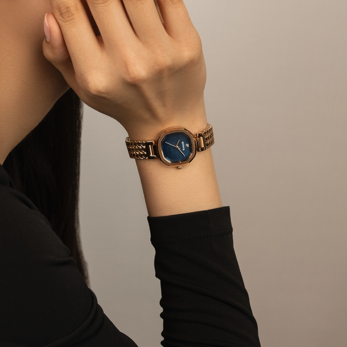 Reloj Kevins analogo, para Dama, tablero cuadrado color azul, estilo puntos, pulso acero color rosa