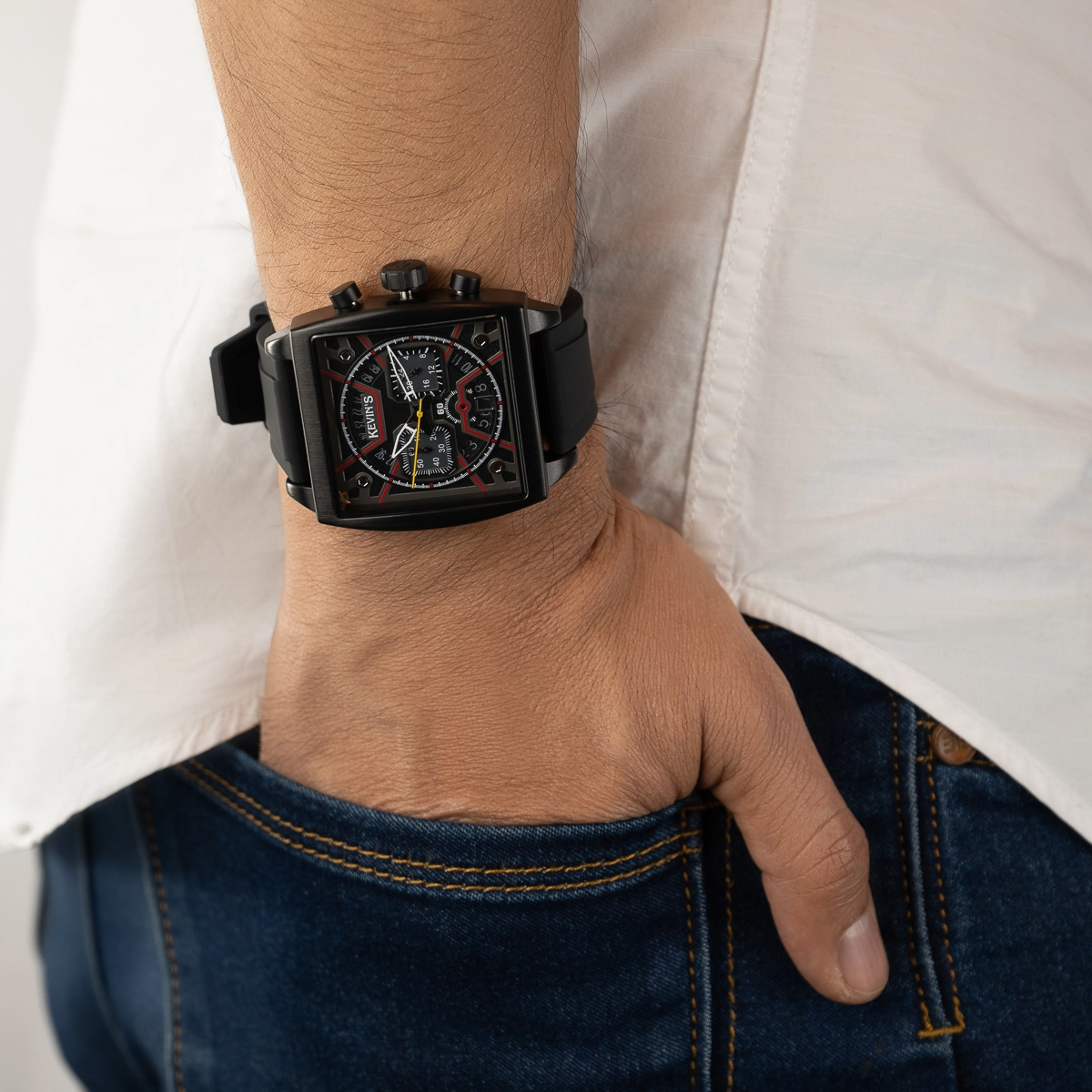 Reloj Kevins analogo, para Hombre, tablero cuadrado colores negro y rojo, estilo index, pulso silicona color negro, calendario, cronografo