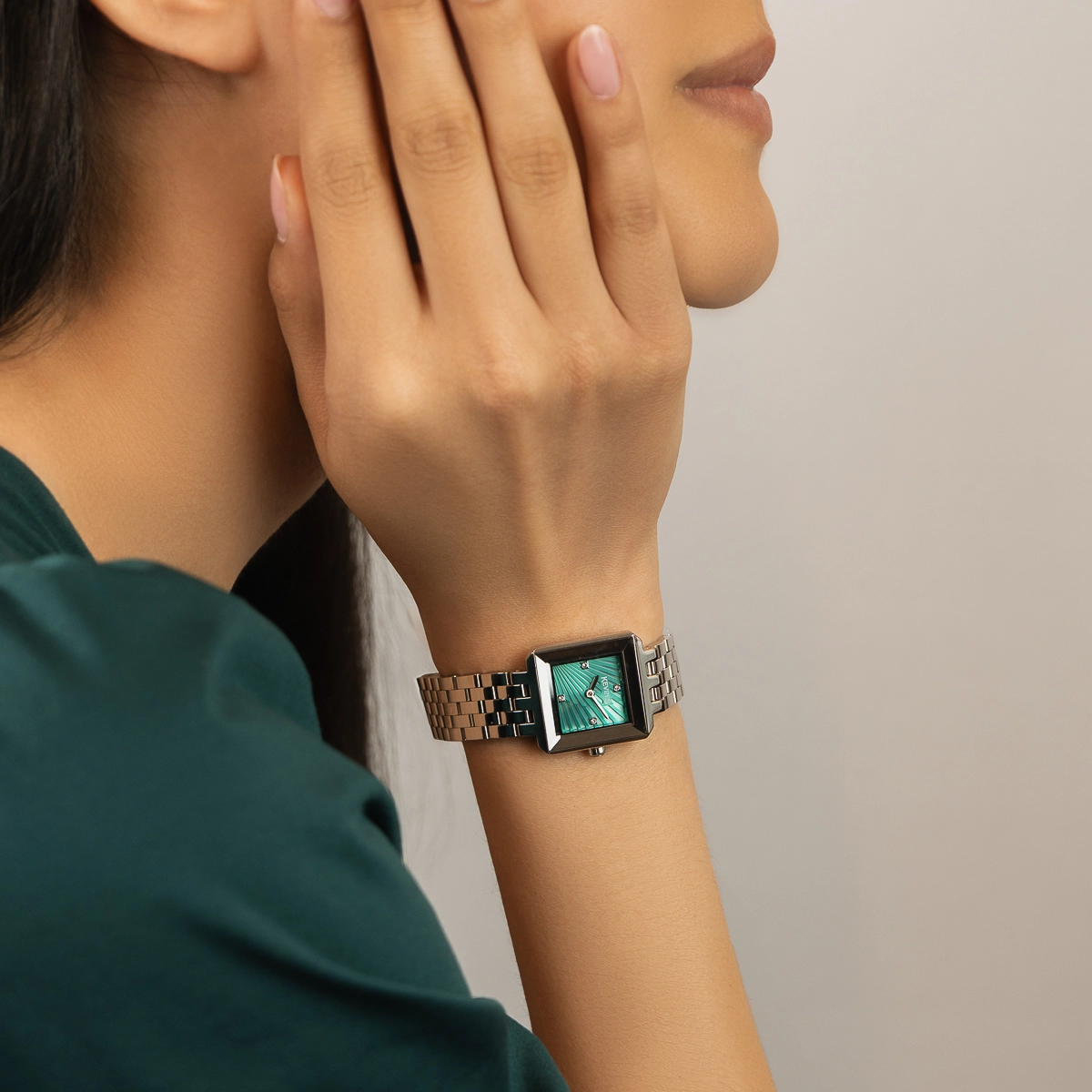 Reloj Kevins analogo, para Dama, tablero cuadrado color verde, estilo puntos, pulso acero color plateado