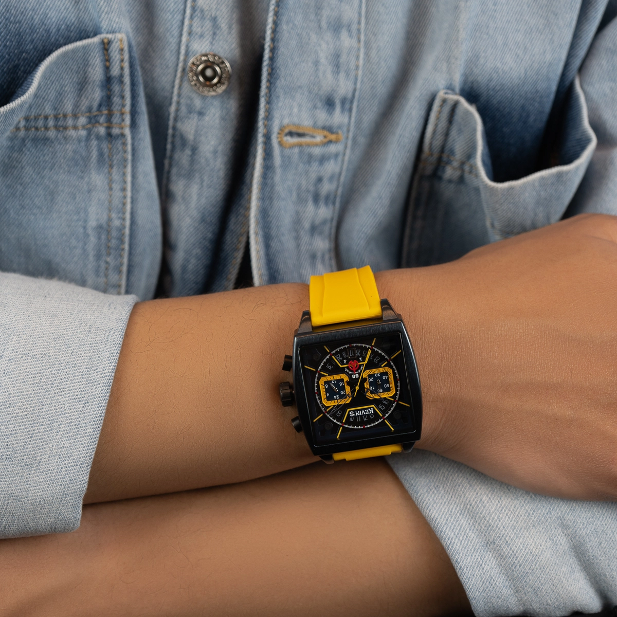 Reloj Kevins analogo, para Hombre, tablero cuadrado colores negro y amarillo, estilo index, pulso silicona color amarillo, calendario, cronografo