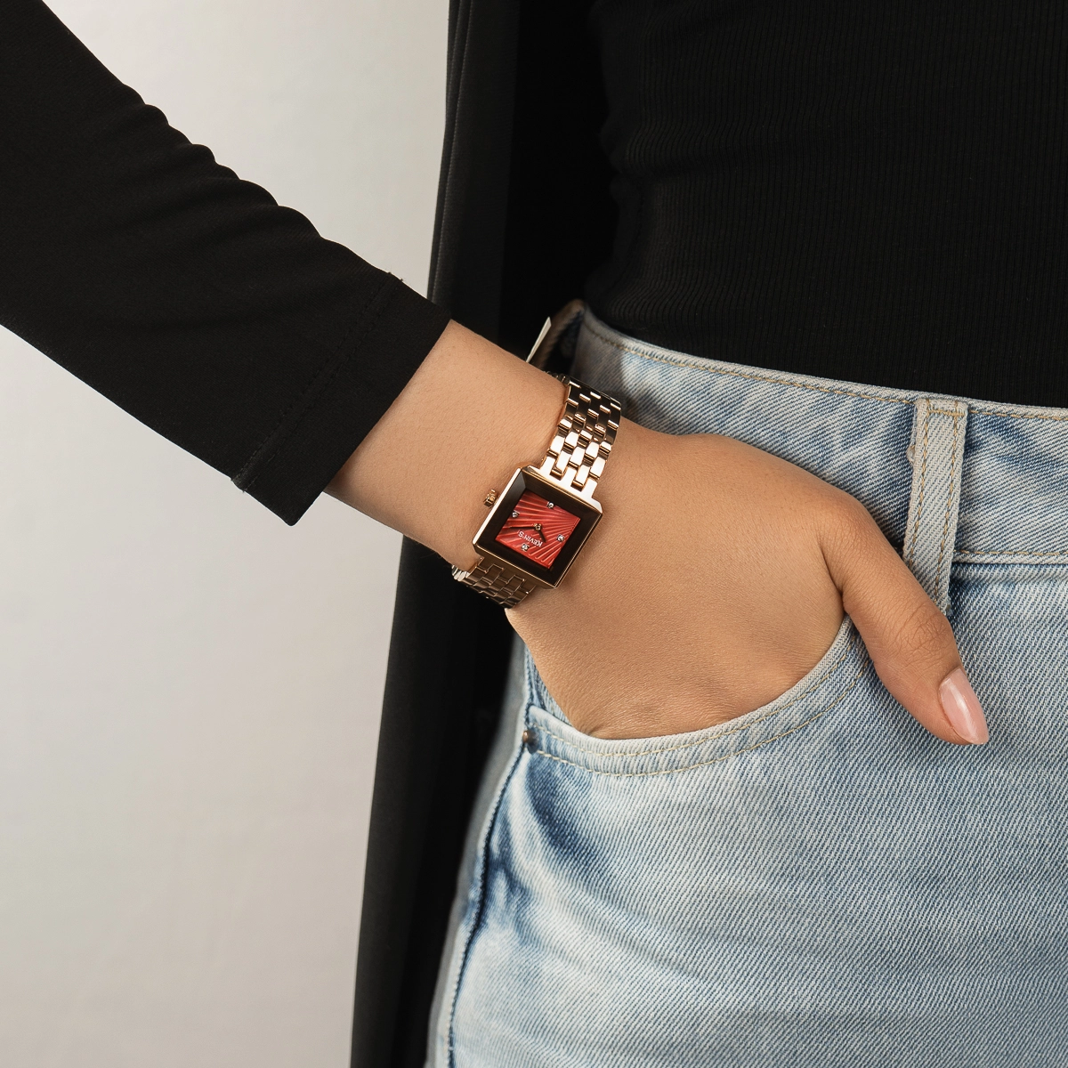 Reloj Kevins análogo, para Dama, tablero cuadrado color rosado, estilo puntos, pulso acero color rosa
