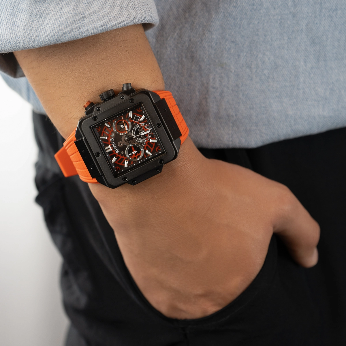 Reloj Kevins analogo, para Hombre, tablero cuadrado colores negro y naranja, estilo index, pulso silicona color naranja, calendario, cronografo