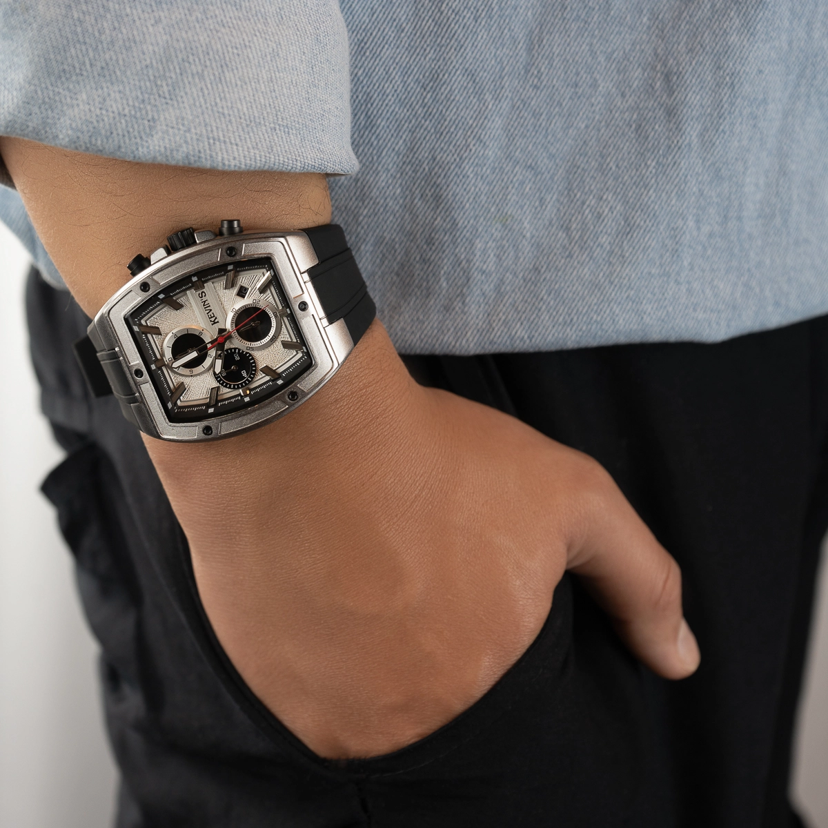 Reloj Kevins analogo, para Hombre, tablero rectangular colores plateado y negro, estilo index, pulso silicona color negro, calendario, cronografo