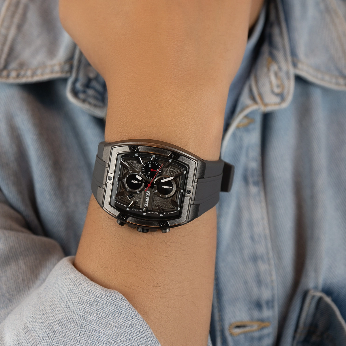 Reloj Kevins analogo, para Hombre, tablero rectangular colores gris y negro, estilo index, pulso silicona color gris, calendario, cronografo